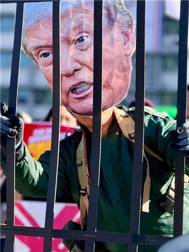 감옥에 갇힌 트럼프 퍼포먼스[국제민중공동행동 조직위 제공. 재판매 및 DB 금지]