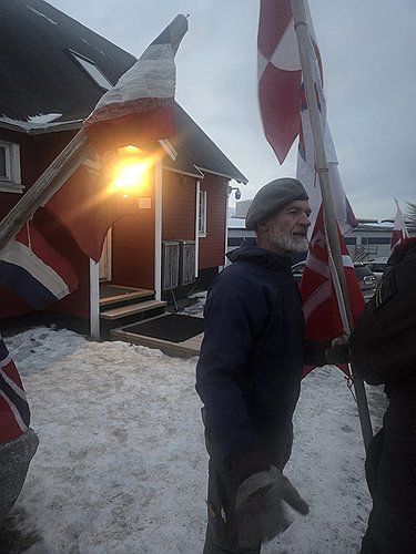미국 영사관 앞에서 시위를 펼치는 그린란드 주민 옌스(누크=연합뉴스) 현윤경 특파원 = 24일 그린란드 누크의 미국 영사관 앞에서 옌스 켈드센 씨가 시위를 하고 있다. 2026.1.25 ykhyun14@yna.co.kr
