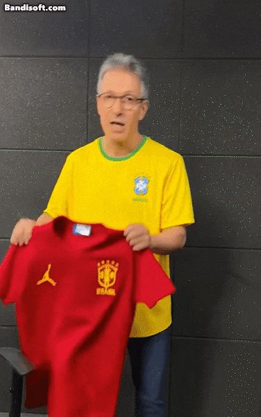 로메우 제마 주지사가 빨간색 유니폼을 바닥에 던지는 모습./엑스(X·옛 트위터)