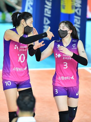 김연경(왼쪽)과 세터 박혜진[한국배구연맹 제공. 재판매 및 DB금지]