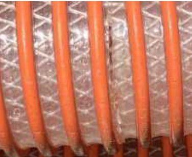 후쿠시마 제1 원자력발전소에서 오염수를 한 탱크에서 다른 탱크로 옮길 때 쓰인 호스. 4㎝가량 까만 점선처럼 보이는 균열이 간 것을 확인할 수 있다. (출처 : 도쿄전력)