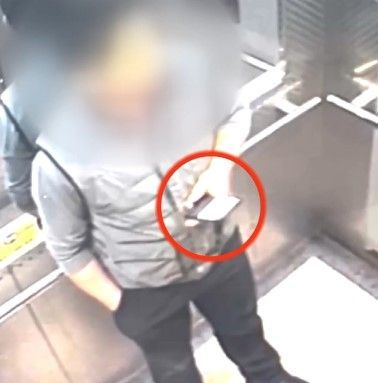 A씨가 휴대폰을 들고 아파트 승강기에서 내리고 있다. [사진=YTN 뉴스 캡쳐]