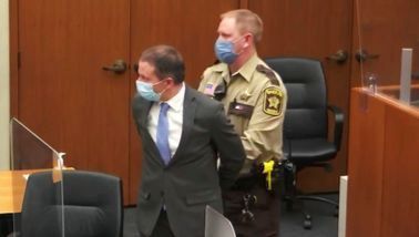 데릭 쇼빈에게 경찰이 수갑을 채우는 모습. [AP=연합뉴스]