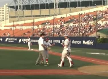 초등학생 시절 시구한 뒤 박동원으로부터 공을 받는 LG 송승기LG 트윈스 좌완 투수 송승기(가운데)가 안산 삼일초 6학년에 재학 중이었던 2014년 8월 15일 서울 목동구장에서 열린 프로야구 넥센 히어로즈(현 키움)와 두산 베어스의 경기에서 시구한 뒤 당시 넥센 선발 포수 박동원(오른쪽)으로부터 시구한 공을 받고 있다. [키움 히어로즈 유튜브 채널 캡처. 재배포 및 DB 금지]