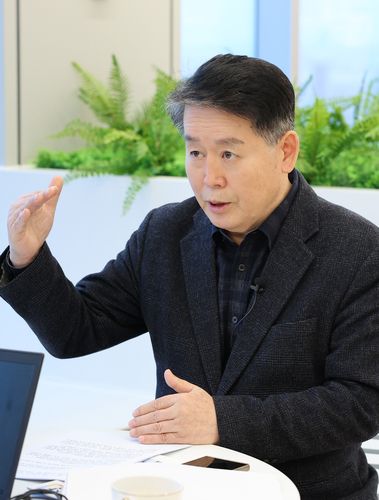 김경협 재외동포청장(인천=연합뉴스) 김경협 재외동포청장이 지난 9일 연합뉴스와의 신년 인터뷰에서 "신뢰할 수 있는 동포 기초 DB를 구축함으로써, 공급자 중심의 행정 편의가 아닌 동포의 삶을 기준으로 설계된 맞춤형 정책을 펼치겠다"고 강조했다. [재외동포청 제공. 재판매 및 DB 금지]