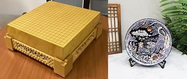 이재명 대통령이 시진핑 국가주석에게 선물한 비자바둑판(왼쪽 사진)과 나전칠기 자개원형쟁반. 대통령실 제공