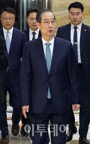 한덕수 대통령 권한대행 국무총리가 24일 서울 여의도 국회 본회의에서 추가경정예산안 시정연설을 마치고 퇴장하며 취재진을 향해 "수고하셨다"고 말하고 있다. 고이란 기자 photoeran@