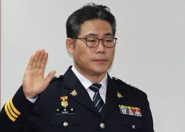 인천세관 마약 사건 수사 외압 의혹을 제기한 백해룡 경정이 지난 2024년 10월 국회 행정안전위원회의 서울경찰청 국정감사에서 증인 선서를 하고 있다. [뉴시스]