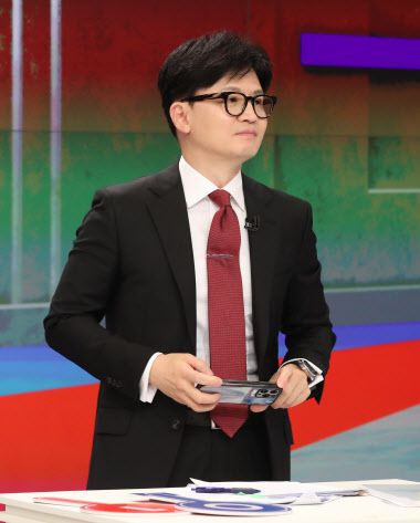 9일 오후 서울 중구 TV조선에서 열린 ‘국민의힘 당대표 후보 TV 토론회’에 한동훈 당 대표후보가 참가하고 있다. (사진=연합뉴스)