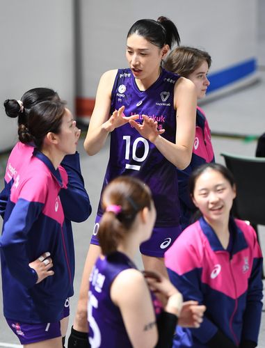 웜업존에서 후배들과 대화하는 김연경[한국배구연맹(KOVO) 제공. 재판매 및 DB 금지]