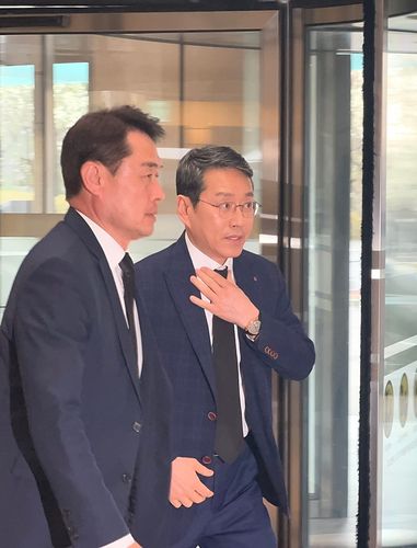 25일 한종희 삼성전자 부회장 빈소를 찾은 조주완 LG전자 CEO.[촬영 김아람]