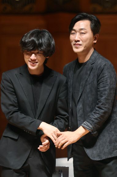 임윤찬(왼쪽)과 손민수. 연합뉴스