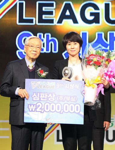 2012-13시즌 V리그 최우수 심판상을 받은 전영아 심판위원장(오른쪽)[한국배구연맹 제공. 재판매 및 DB 금지]