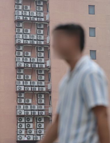 올해 기록적인 폭염으로 전국 곳곳에서 열대야 현상이 한 달 이상 지속하면서 오후 6시 이후 전력 수요가 지난해보다 증가한 것으로 나타났다. 사진은 8월25일 오전 서울의 한 건물 에어컨 실외기들. 연합뉴스