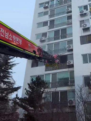 전남 광양소방서 소방관들이 19일 오후 52m길이 사다리 차량을 이용해 아이들을 구조하고 있다. 광양소방서 제공.