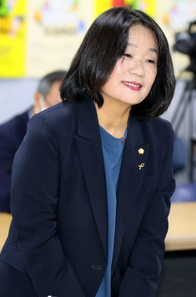 인사하는 윤미향 의원 - 더불어민주당 환경노동위원회 소속 윤미향 의원이 14일 오전 서울 여의도 한국노총에서 열린 간담회에서 참석자에게 인사를 하고 있다. 2020.7.14 연합뉴스