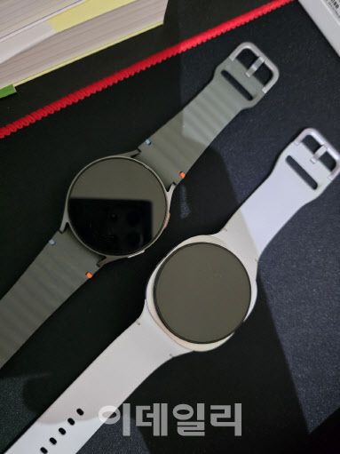 갤럭시워치7(좌)과 갤럭시워치8 비교(사진=윤정훈 기자)