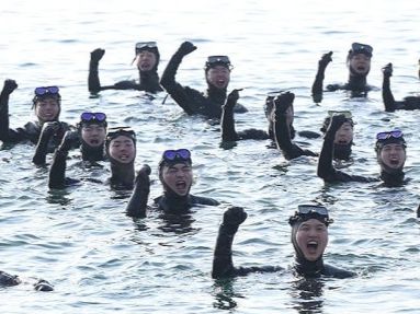해군 심해잠수사(SSU) 부대원들이 지난 17일 경남 창원시 진해구 진해 군항에서 혹한기 훈련 전투 수영 중 군가를 부르고 있다. [해군·연합]