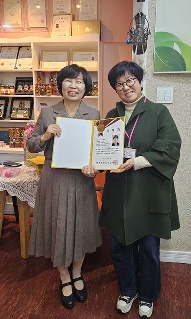 ▲이경옥 태백에듀센터 대표가 지난 5일 원영미(오른쪽) 청소년수련관장에게 인권강사 수료증을 수여하고 있다. ⓒ프레시안