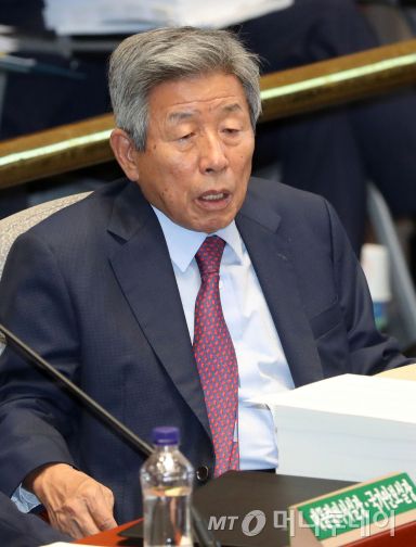 유인태 국회 사무총장이 5일 오전 서울 여의도 국회에서 열린 예산결산특별위원회 전체회의에서 의원들의 질문을 경청하고 있다.