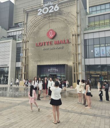 롯데몰 웨스트레이크 하노이를 찾은 현지 고객들이 분수대를 배경으로 기념촬영하고 있다. 김흥순 기자