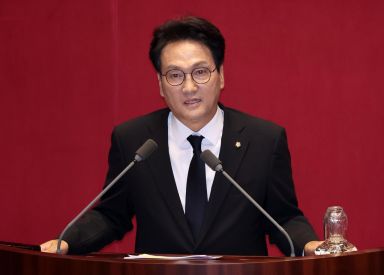 안민석 더불어민주당 의원이 지난해 9월8일 국회 본회의장에서 열린  교육·사회·문화 대정부질문에서 발언하고 있다. 사진=김현민 기자 kimhyun81@