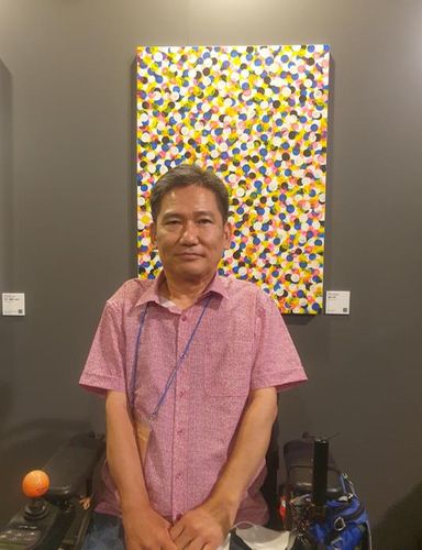 청와대 장애예술인 특별전 참여한 장원호 작가 (서울=연합뉴스) 이은정 기자 = 1일 청와대 춘추관에서 개막한 '제2회 장애예술인 특별전'에 참여한 장원호 작가가 자신의 작품 '빛의 시작'을 배경으로 포즈를 취하고 있다.