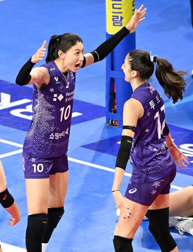 득점 후 기뻐하는 흥국생명의 김연경(왼쪽)[한국배구연맹 제공. 재판매 및 DB 금지]