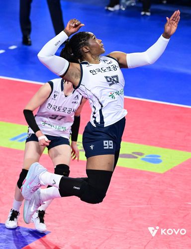 스파이크하는 한국도로공사의 모마[한국배구연맹 제공. 재판매 및 DB 금지]