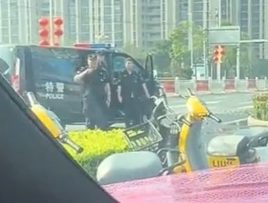 중국 허난성 신양에서 한 할아버지가 신혼부부가 탑승한 웨딩카를 막아세우고 금전을 요구하자 바로 옆을 지나던 경찰이 이를 제지하기 위해 다가오고 있다. 자료 : 56.com