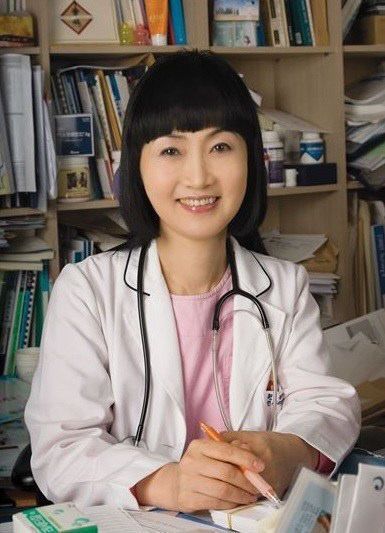 도서출판 북그루는 ‘박언휘 내과 의사가 들려주는 건강백과 《청춘과 치매》’를 내달 1일 출간한다고 3일 밝혔다. 박언휘 내과 의사는 이미 명성이 널리 알려진 분이다. 의료인으로서의 능력을 높이 평가받아 명의(名醫)로 이름이 높다. 이것은 모든 의사들이 지향하는 바일 터이고 직업인으로서도 최고의 덕목일 것이다. 박언휘 내과 의사는 의료인으로서뿐 아니라 다양한 사회활동, 봉사활동으로도 유명하다.