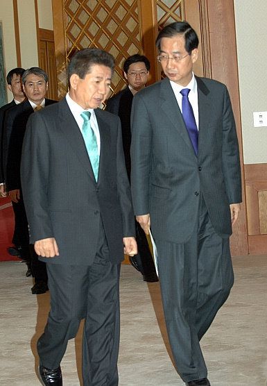 고 노무현 전 대통령과 한덕수 전 국무총리. 뉴시스