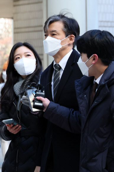 조국 전 법무부 장관이 14일 오전 서울 서초동 서울중앙지법에서 열리는 자녀 입시비리 속행 공판에 출석하며 취재진의 질문을 받고 있다. 2022.1.14 연합뉴스