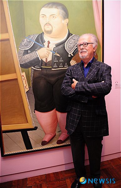 '자화상' 앞 페르난도 보테로.
