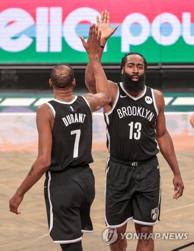 하이 파이브 하는 브루클린의 듀랜트(왼쪽)와 하든.[USA투데이 스포츠=연합뉴스]