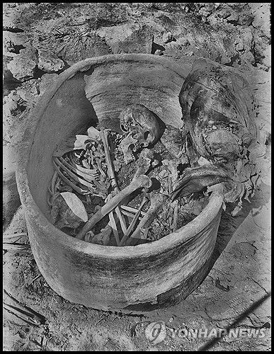 도기에 담긴 고대 이집트 남성 유해(AP=연합뉴스) 대략 기원전 2855∼2570년에 살았던 것으로 추정되는 고대 이집트 남성의 시신이 담겨 있는 이집트 누와이라트 소재 암반 무덤 속 도기의 모습. AP를 통해 배포되는 제3자 제공 사진. 관련 기사에만 사용 가능함. 전송 후 14일 이내에만 사용 가능. DB 금지, 재판매 금지, 재사용 허용 금지, 라이선싱 금지. 원형 그대로 크레딧 표시 필수. (John Garstang, Mahmoud Abd El Gelel/Garstang Museum of Archaeology/University of Liverpool via AP) 2025.7.3.