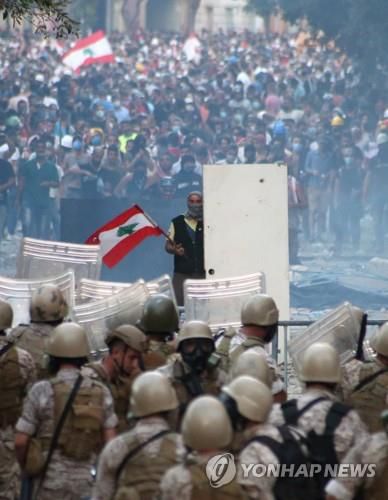 8일(현지시간) 레바논 수도 베이루트에서 열린 반정부 시위[EPA=연합뉴스]