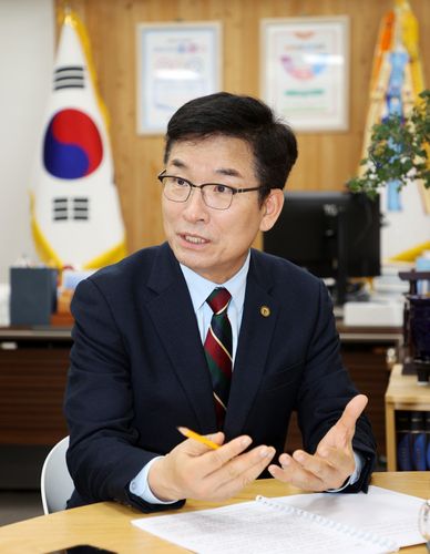 인터뷰 하는 윤건영 충북교육감[충북교육청 제공. 재판매 및 DB 금지]