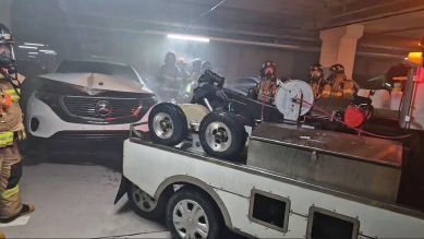 2024년 11월 충남 아산시 모종동의 한 아파트 지하 주차장에서 충전 중이던 전기차에서 불이 나 출동한 소방 당국에 의해 2시간여만에 꺼졌다. [연합뉴스]