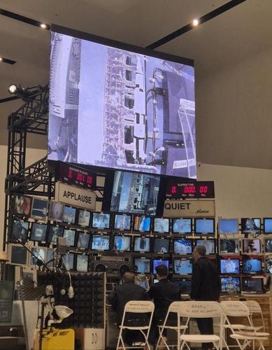 톰 삭스가 재현한 나사 우주비행 관제센터(서울=연합뉴스) 황희경 기자 = 미국 항공우주국(NASA)의 우주비행 관제센터를 재현한 톰 삭스의 작품. 삭스의 '스페이스 프로그램'을 소개하는 전시는 25일부터 서울 동대문디자인플라자(DDP)에서 열린다. 2025.4.24.zitrone@yna.co.kr