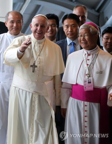프란치스코 교황과 유흥식2014년 8월 15일 프란치스코 교황이 KTX로 대전역에 도착해 대합실로 들어서고 있다. 당시에 대전교구장이던 유흥식 주교(현재 추기경)가 곁에 함께하고 있다. [연합뉴스 자료사진]