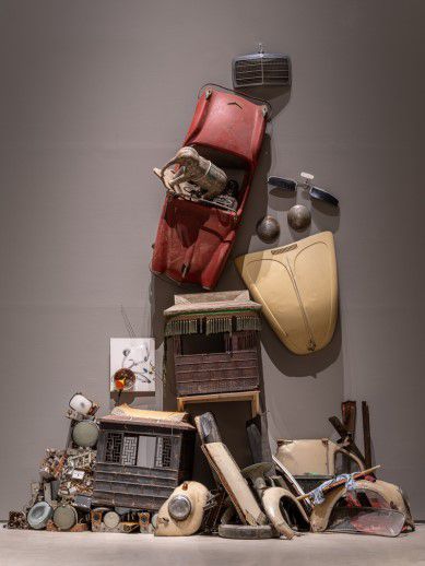 백남준, 잡동사니 벽, 1995, 자동차 부품, 가마, 피아노 키보드, TV 부품, 오디오, 스피커, 코끼리상, 불상, 트럼펫, 채색한 캔버스와 천, 프라이팬, 깔대기, 가변 크기 (국립현대미술관 제공)