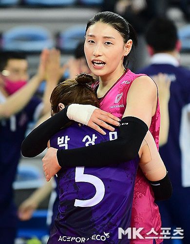 여자 프로배구 흥국생명의 김연경이 30일 인천 계양체육관에서 열린 도드람 2020-2021 V-리그 챔피언결정전 3차전에서 패배한 직후 후배 박상미를 위로하고 있다. 사진(인천 계양)=김영구 기자