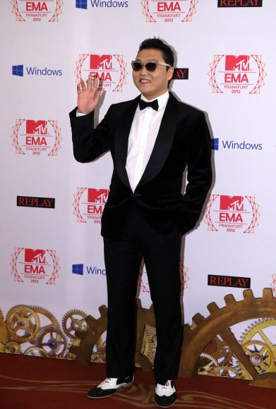 11일(현지시간) 밤 독일 프랑크푸르트 페스트할레에서 열린 ‘MTV 유럽 뮤직 어워드(MTV EMA 2012)’에서 강남스타일로 유튜브 7억뷰를 넘어선 싸이가 안내를 받으며 레드카펫으로 입장하고 있다. 해외문화홍보원 제공