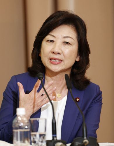 (도쿄 교도=연합뉴스) 일본 집권 자민당 총재 경선에 출마한 노다 세이코(野田聖子·61) 당 간사장 대행이 18일 오후 일본기자클럽 주최 토론회에서 발언하고 있다.