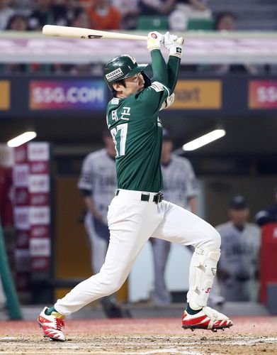 대타 오태곤의 결승타(서울=연합뉴스) SSG 오태곤이 27일 인천 SSG랜더스필드에서 열린 프로야구 한화와 홈 경기, 7회 대타로 등장해 역전 적시타를 치고 있다. [SSG 랜더스 제공. 재판매 및 DB금지]