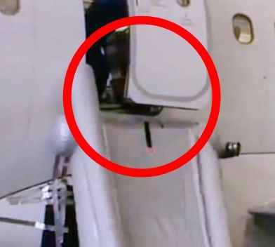 중국인 승객이 비상구 문을 화장실 문으로 착각해 열어, 비상 탈출용 슬라이드가 작동한 모습.(사진=봉면신문)
