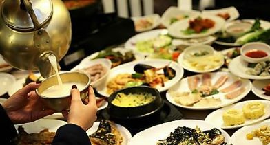 전주 막걸리 골목의 막걸리. [사진=연합뉴스]