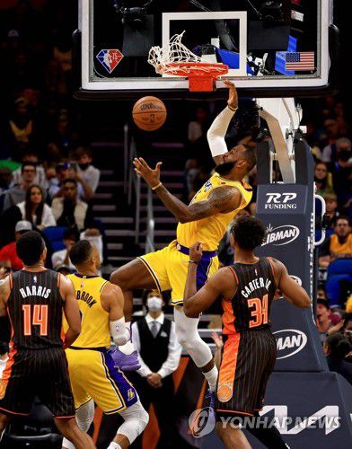 르브론 제임스의 덩크[AFP=연합뉴스]