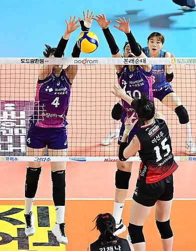 블로킹하는 이주아와 김연경(서울=연합뉴스) 28일 대전 충무체육관에서 열린 2023-2024 V리그 여자부 흥국생명과 정관장의 경기. 흥국생명 이주아(왼쪽)와 김연경이 정관장 이선우의 스파이크를 블로킹하고 있다. 2023.12.28 [KOVO 제공. 재판매 및 DB 금지] photo@yna.co.kr